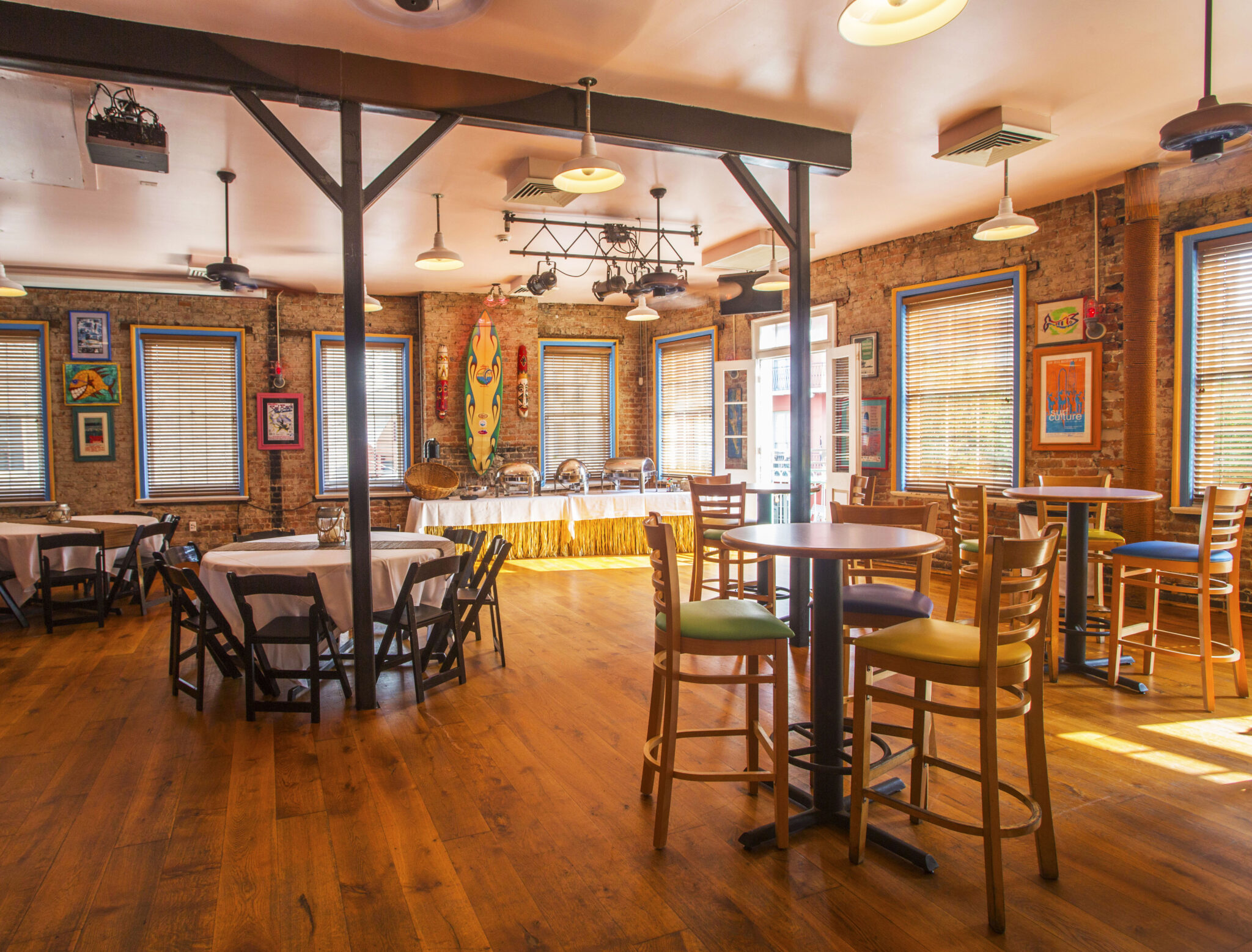 Lucy's Retired Surfers Bar & Restaurant
